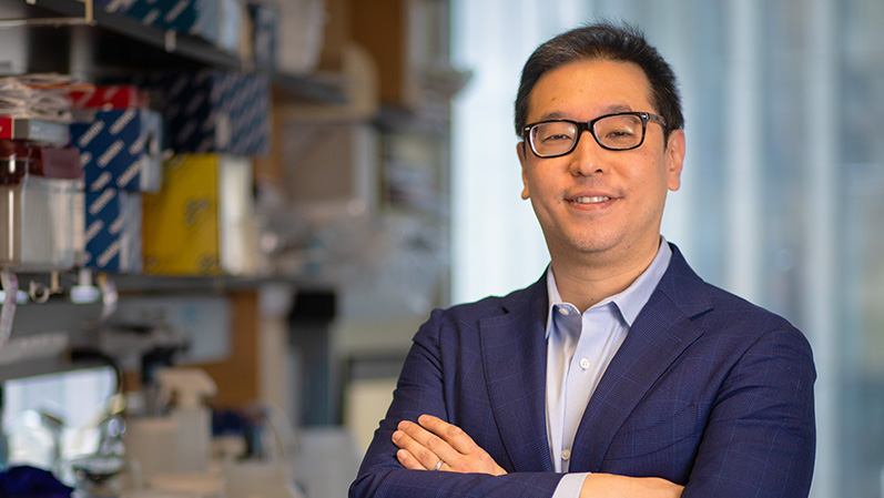 headshot of Dr. Jaehyuk Choi in his lab